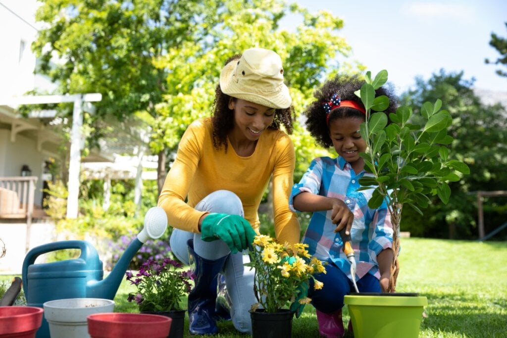 Atividades como o cultivo de plantas durante o recesso escolar estimulam a curiosidade científica e mantêm o aprendizado de forma leve e prazerosa (Imagem: wavebreakmedia | Shutterstock)