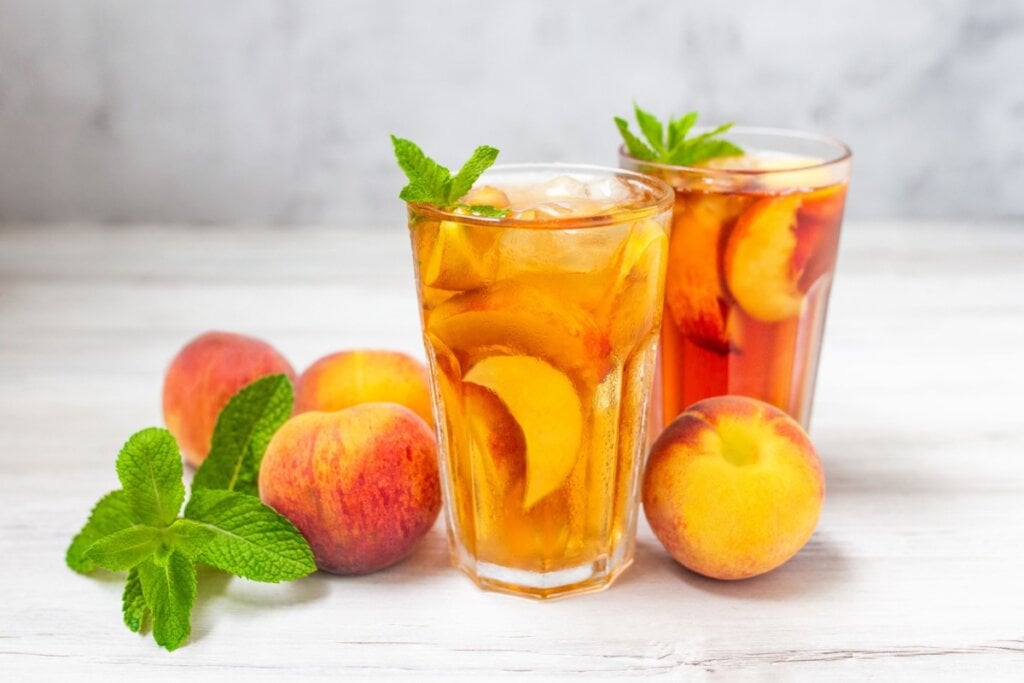 Chá gelado de pêssego (Imagem: Arta Sermule | Shutterstock)