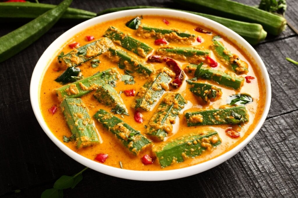 Curry de quiabo (Imagem: SAM THOMAS A | Shutterstock)