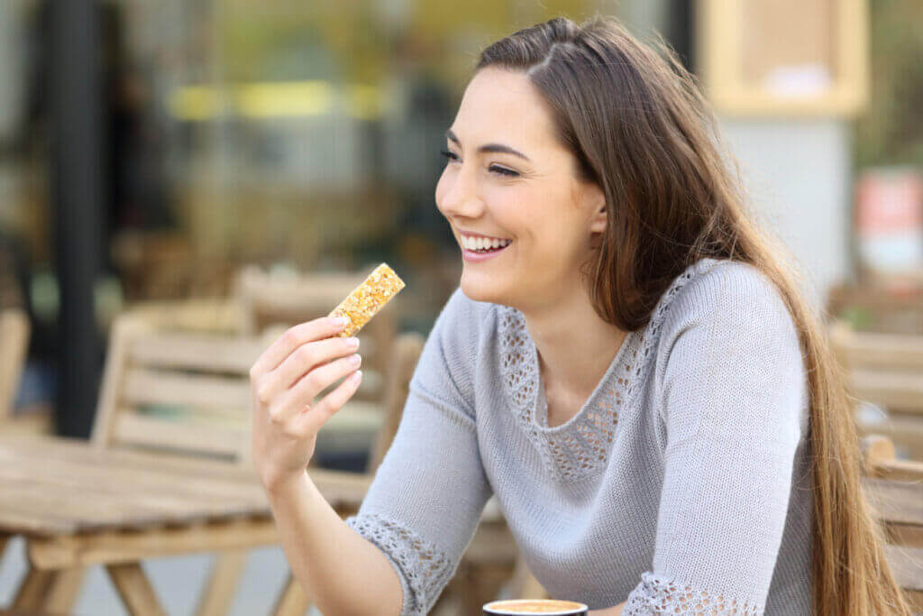 Mesmo sendo saudáveis, as barrinhas de cereais devem ser consumidas com moderação (Imagem: Antonio Guillem | Shutterstock) 