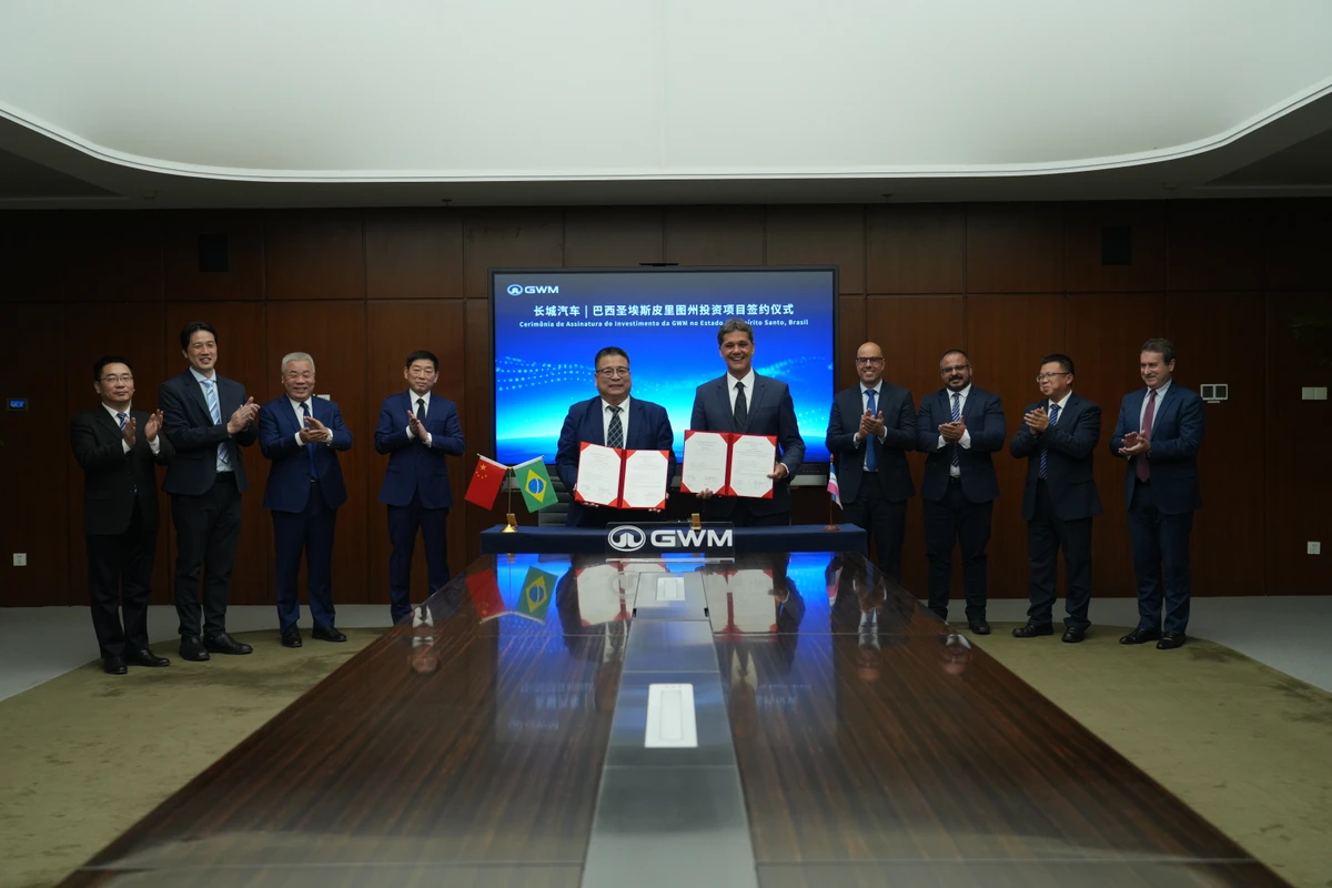 Executivos da GWM e o vice-governador do ES, Ricardo Ferraço, assinam acordo na China