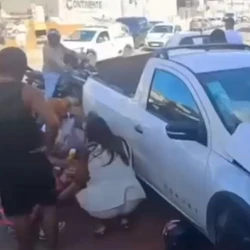 A colisão aconteceu em um cruzamento do bairro Interlagos; a motociclista foi socorrida para um hospital da cidade