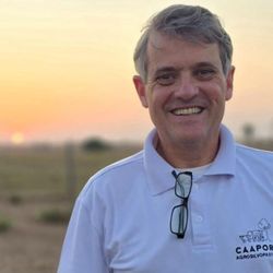 No início dos anos 2000, o veterinário Luís Fernando Laranja Fonseca se mudou com a família para uma pequena cidade no Mato Grosso — estar longe do seu tema de estudo não fazia sentido, ele conta. Hoje, mesmo de volta a São Paulo, as viagens para a Amazônia e os experimentos com métodos mais sustentáveis seguem como parte da rotina.