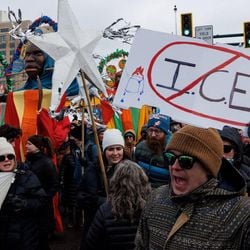 Trump ameaça invocar a Lei de Insurreição, que lhe permitiria usar as Forças Armadas para atividades de segurança pública, a fim de conter manifestações contrárias à ação do serviço americano de imigração