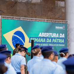 Modelo rejeitado pelo governo federal vira destaque no Paraná e deve se expandir em 2026, mas enfrenta críticas por desigualdades e atritos entre militares e professores.