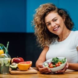 Abordagens nutricionais equilibradas, aliadas à prática regular de atividade física, são fundamentais para preservar a saúde nessa fase da vida