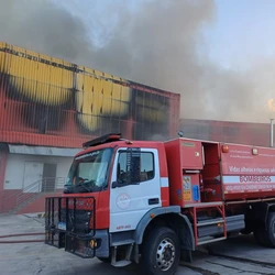 Fábrica da Saboratta foi atingida pelas chamas no dia 15 de janeiro. Além do odor desagradável, pessoas no entorto relatam a presença de animais e insetos; empresa alega que a limpeza já foi iniciada e pede compreensão