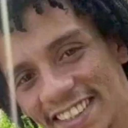 A principal linha de investigação aponta que o jovem teria sido torturado e assassinado por milicianos que atuam na região; o corpo foi encontrado por policiais militares na quarta-feira (14)