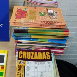Suspeitos cobravam valor maior no cartão na venda de revistas para suposta formatura da faculdade; prisão ocorreu na região da Enseada do Suá