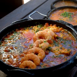 Levantamento de A Gazeta mostra valores de petiscos e pratos típicos nas praias de Vitória, Vila Velha e Serra; moqueca capixaba completa chega a custar R$ 317