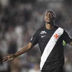 Mesmo com a expulsão de Piton, ainda no primeiro tempo, time cruz-maltino vence Maricá em São Januário