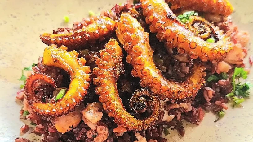 Arroz vermelho com camarões e polvo da Cabana Peracanga, em Guarapari