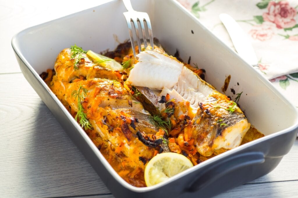Peixe assado com cenoura, ervas e limão (Imagem: Peredniankina | Shutterstock)