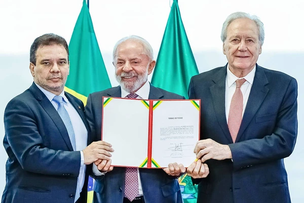 O presidente Lula durante transmissão do cargo de ministro da Justiça de Ricardo Lewandowski (dir.) a Wellington Lima e Silva