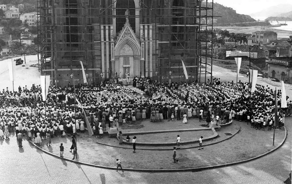 Registro histórico: missa em frente à ainda inacabada obra da Catedral de Vitória. 