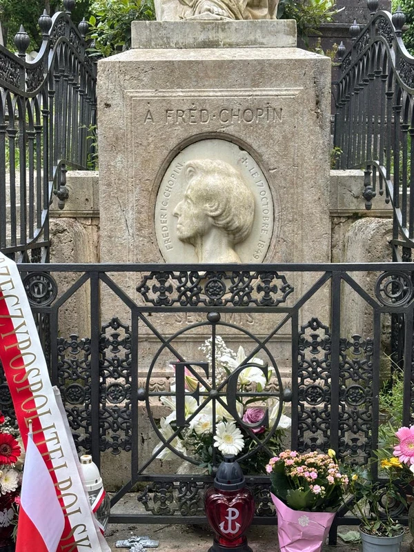 Túmulo do compositor polonês Frederic Chopin no Cemitério Père-Lachaise, em Paris