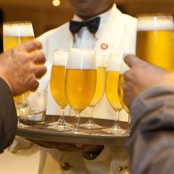 Trazida por europeus, cerveja não pasteurizada e tirada na hora virou ícone nacional — e com um modo à brasileira de consumir.