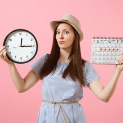 Ginecologista explica como mudanças de rotina, sono e alimentação influenciam o ciclo menstrual