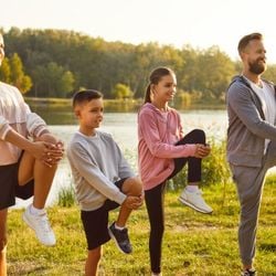 Descubra como praticar exercícios em família fortalece vínculos, promove hábitos saudáveis desde a infância e transforma a rotina em momentos de conexão