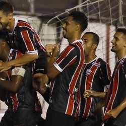 Patrick, Pepeu e Janelson (contra) marcaram para o Cobra-Coral, enquanto Willian Simões e Ruan recebem cartões vermelhos