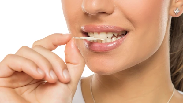 De nada adianta estar impecável, roupa, cabelo, maquiagem… se a boca mastiga chiclete