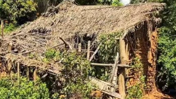 O local é uma casa abandonada e parcialmente coberta por vegetação, que corresponde ao local que o primo das crianças, Anderson Kauã, 8, disse às autoridades que os três haviam se abrigado