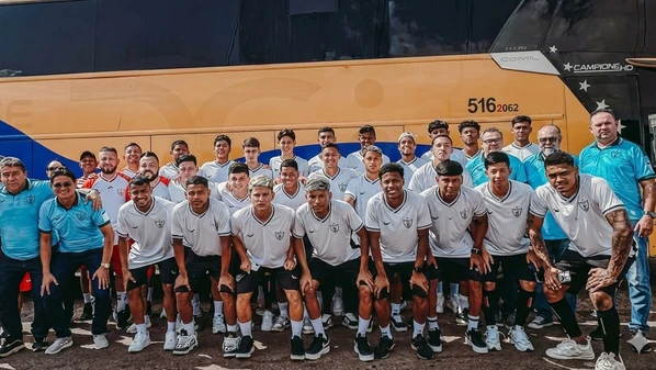 A equipe, que havia participado da Copinha 2026, voltava para a cidade de Marabá (PA) quando se chocou com o caminhão que estava parado na estrada, sem sinalização