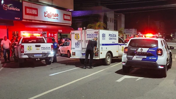 A motivação do crime, segundo a polícia, teria sido um desentendimento após o suspeito se sentir incomodado com um olhar da vítima durante uma discussão no estabelecimento