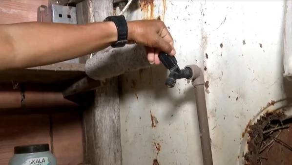 Moradores relatam falta de água há cerca de 60 dias em regiões da Capital; caso foi encaminhado à agência reguladora estadual