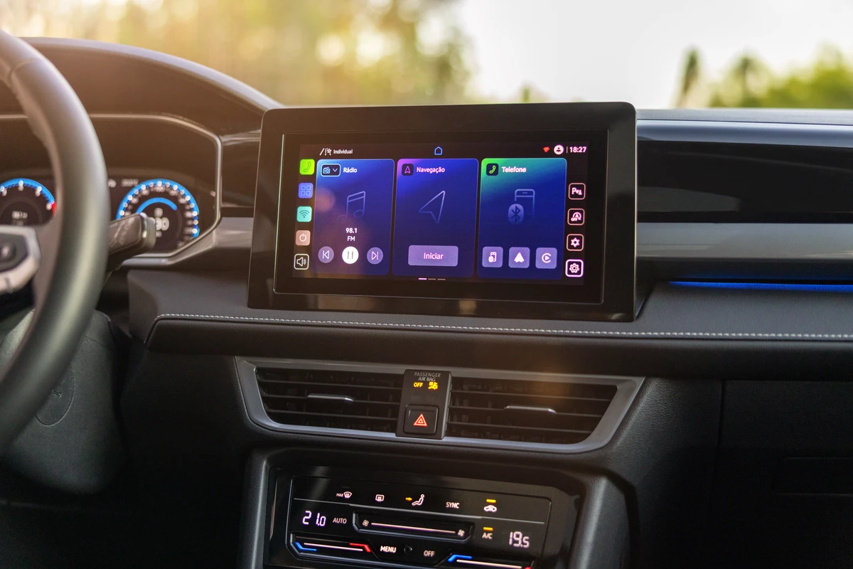 A cabine do Novo Taos conta com um painel redesenhado, VW Play Connect flutuante e novos acabamentos.