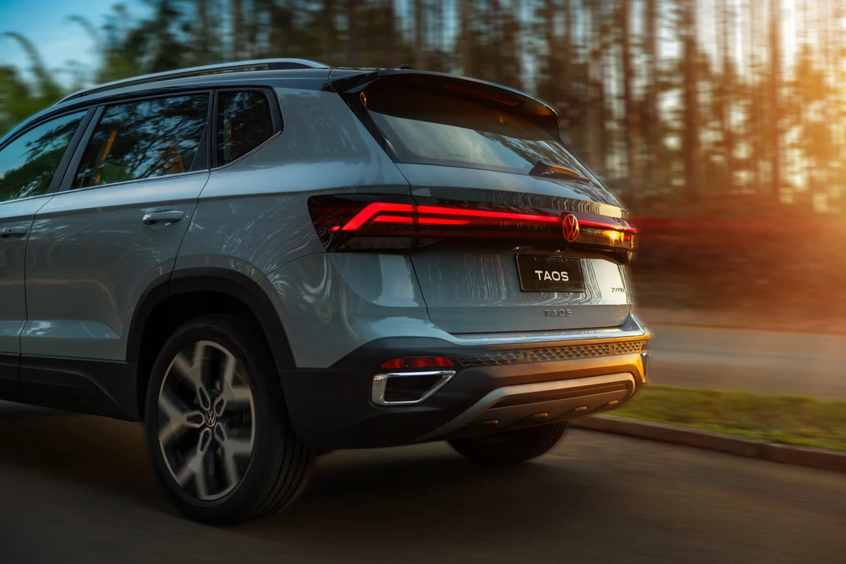 A traseira do Novo Taos ganhou novas lanternas interligadas por uma faixa de LED e novos para-choques.