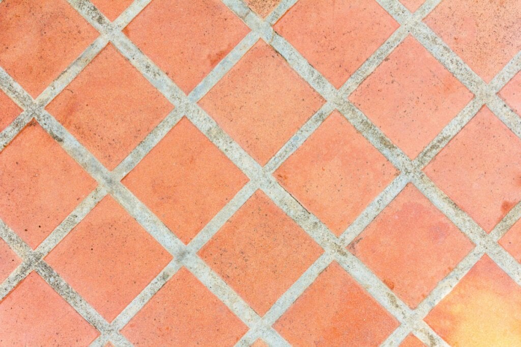 As cerâmicas rústicas se destacam pelo visual acolhedor e preço popular (Imagem: itim2101 | Shutterstock)