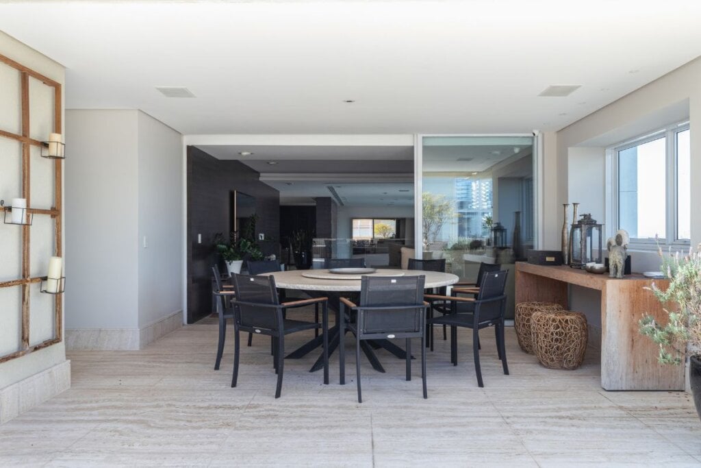 As pedras naturais são duráveis, resistentes e demandam baixa manutenção (Projeto: Dantas &amp; Passos Arquitetura | Imagem: Maura Mello)