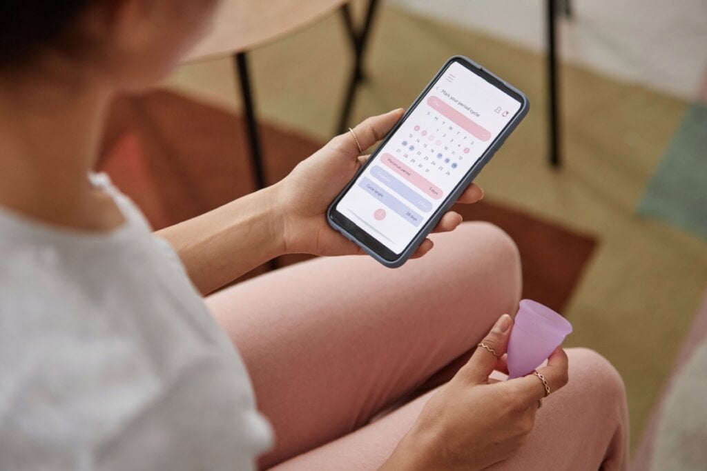 Irregularidade persistente na menstruação acompanhada de incômodos exige consulta com ginecologista (Imagem: SeventyFour | Shutterstock)