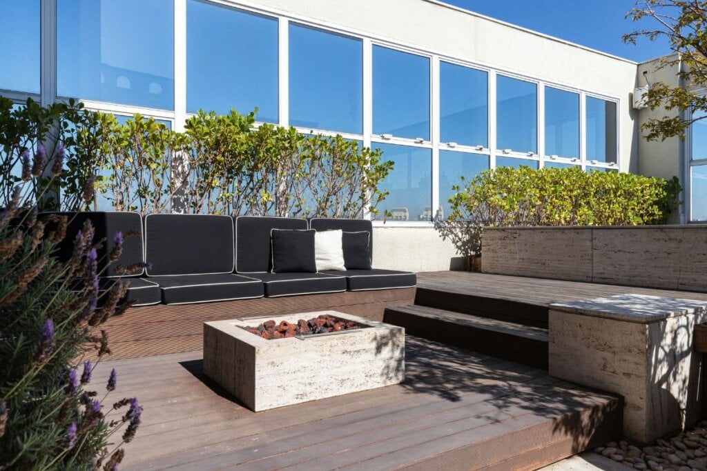 O deck de madeira traz sofisticação e calor visual para o espaço (Projeto: Dantas &amp; Passos Arquitetura | Imagem: Maura Mello)