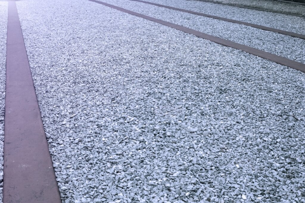 O piso drenante se destaca pela permeabilidade (Imagem: VictorN | Shutterstock)