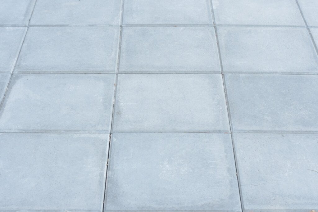 Pisos cimentícios e de concreto são ótimas escolhas para quem busca um estilo urbano (Imagem: Tanawat Thongsookdee | Shutterstock)