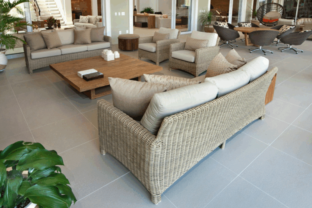 Porcelanatos antiderrapantes são destaques por combinarem estética refinada e alta resistência (Projeto: Dantas &amp; Passos Arquitetura | Imagem: Maura Mello)