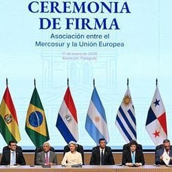 Tratado entre os dois blocos, que englobam mais de 700 milhões de pessoas, é criado a partir da assinatura do acordo em Assunção, no Paraguai. Antes de entrar em vigor, acordo ainda precisará ser aprovado pelos parlamentos dos países envolvidos