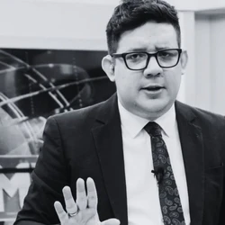 O apresentador Erlan Bastos, conhecido no mundo dos famosos, foi entubado na noite dessa sexta-feira (16/1), mas não resistiu