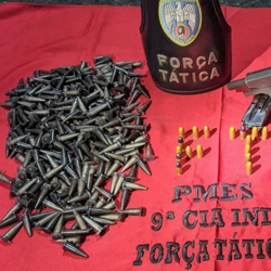 Caso ocorreu na noite desta sexta-feira (16) e o suspeito, de 18 anos, entrou em uma casa ao notar a presença da polícia; BME foi acionado para recolher o artefato e realizar a detonação segura