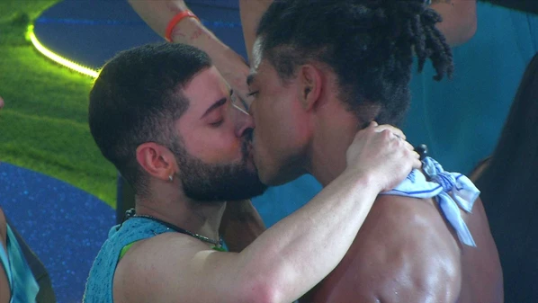 Primeira festa da edição teve novos romances, alertas sobre o jogo e sinal de desgaste na casa