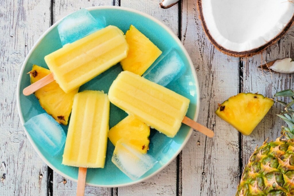 Picolé de abacaxi com coco (Imagem: JeniFoto | Shutterstock)