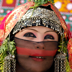 O kohl árabe, pigmento escuro tradicionalmente aplicado ao redor dos olhos por homens e mulheres, conquistou o título de Patrimônio Cultural Imaterial da Unesco — sendo celebrado tanto como artesanato, quanto como tradição