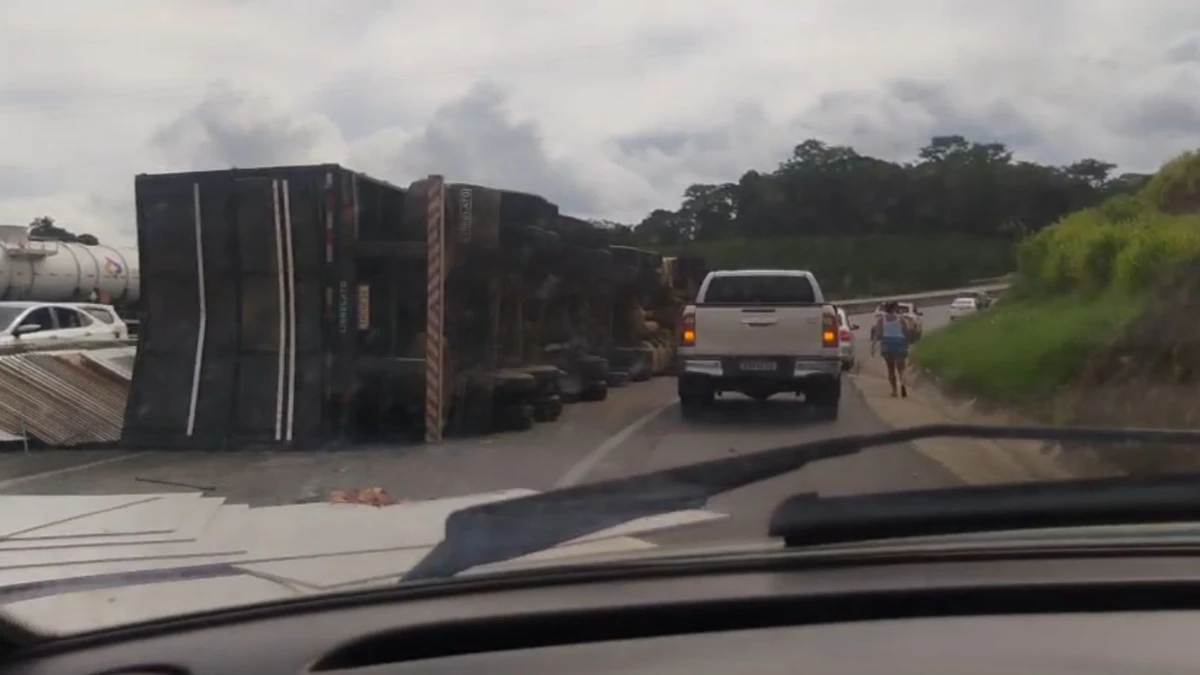 Caminhão tombou e interditou um trecho da BR 101, em Ibiraçu, Norte do ES