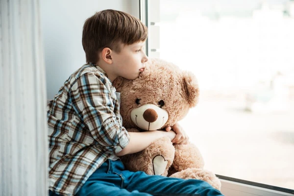 A depressão infantil pode interferir nos estudos e nos relacionamentos das crianças (Imagem: Iren_Geo | Shutterstock) 