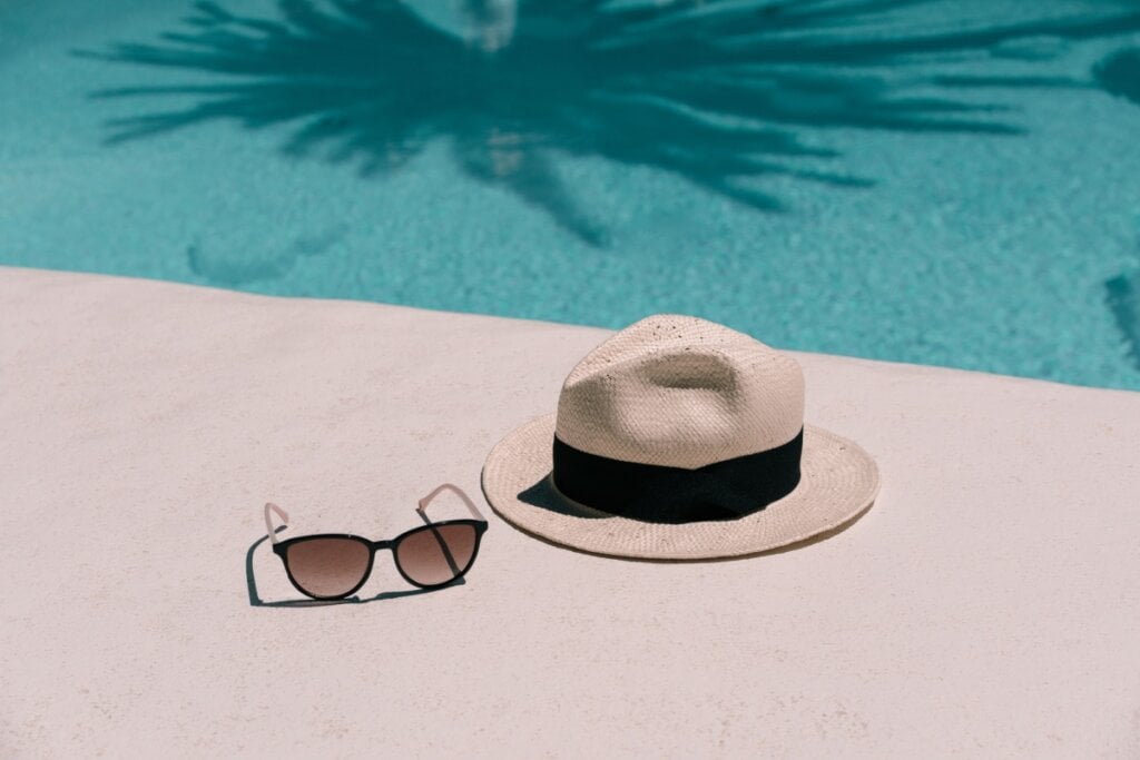 Chapéus, bonés e óculos escuros conferem uma barreira física entre os raios solares e a pele (Imagem: Tina Simakova | Shutterstock)