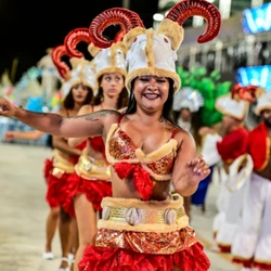 Campanhas educativas, orientações ao público e apoio às mulheres começam nos barracões e seguem até o Sambão do Povo