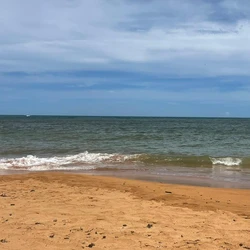 Vítima foi encaminhada ao SML de Linhares após ser recolhida da areia na manhã desta segunda-feira (19); caso será investigado pela DHPP do município