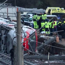 Mais de 400 passageiros estavam a bordo dos trens que descarrilaram perto da cidade de Córdoba, no pior acidente ferroviário da Espanha em mais de uma década.